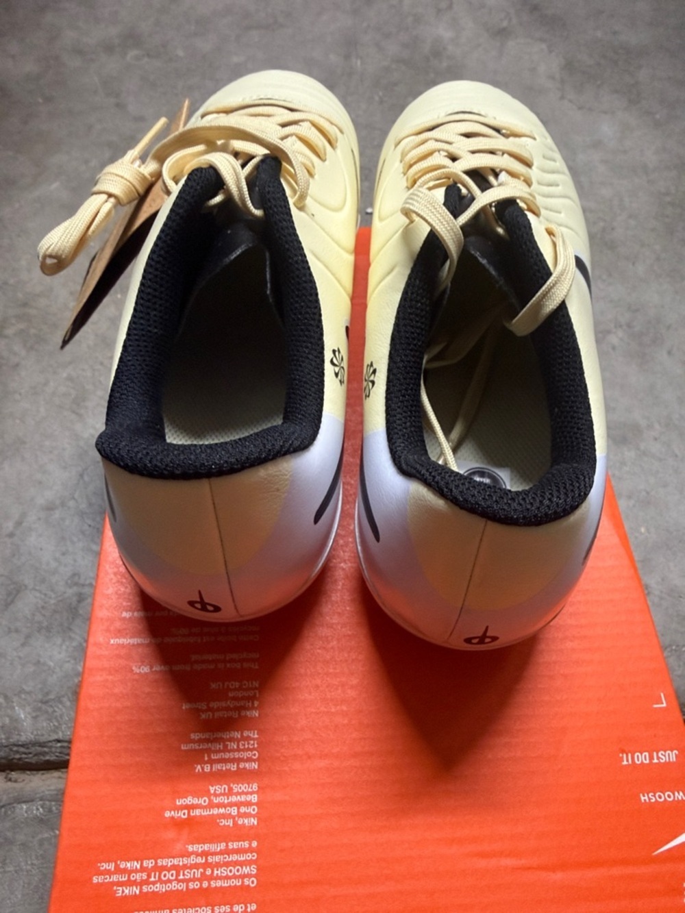 Nike JR Legend 10 Club Soccer Cleats in Lemonade/Black/Metallic Gold - Picture 5 of 6